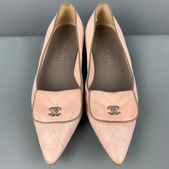 CHANEL Talla 7 Zapatos planos con punta y solapa CC acolchados de cuero rosa