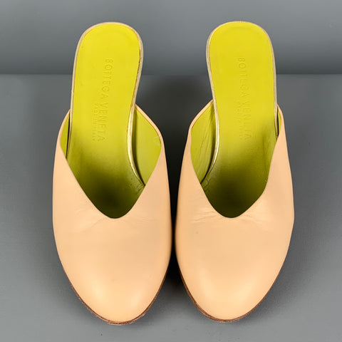 BOTTEGA VENETA Tacón 7 Mules de cuero beige