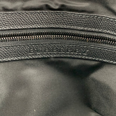 BURBERRY Sac messager en nylon à carreaux noir et gris