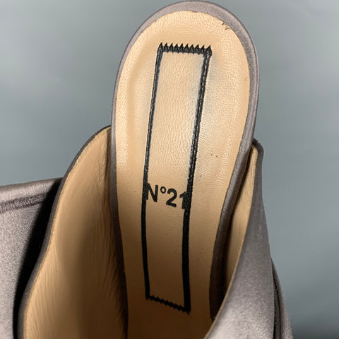 N°21 Mules de salón con pedrería de seda gris talla 9