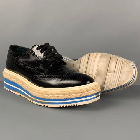 PRADA Talla 6.5 Zapatos con punta de ala perforada en negro, blanco y azul