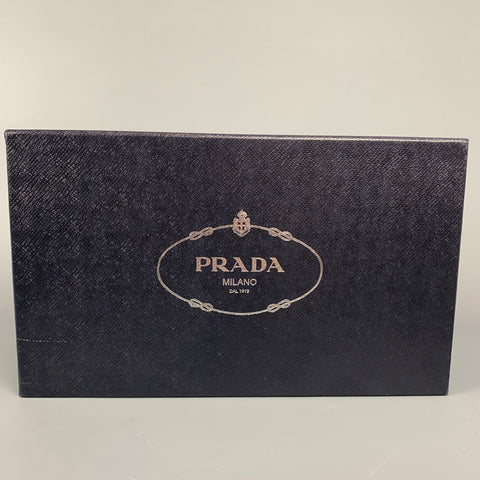 PRADA Talla 7 Zapatos con cordones de cuero texturizado negro