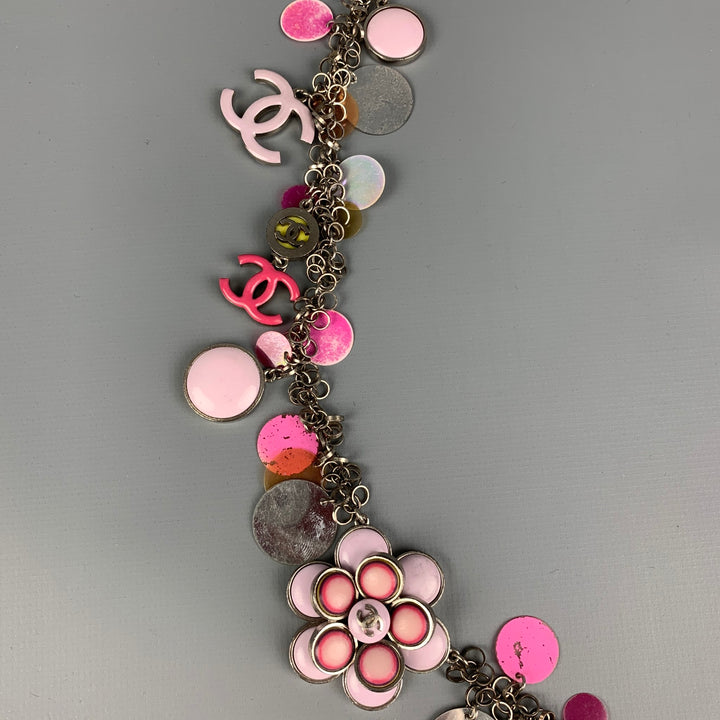 CHANEL S/S 2004 Collier CC à disque de fleur en plastique émaillé rose et argenté