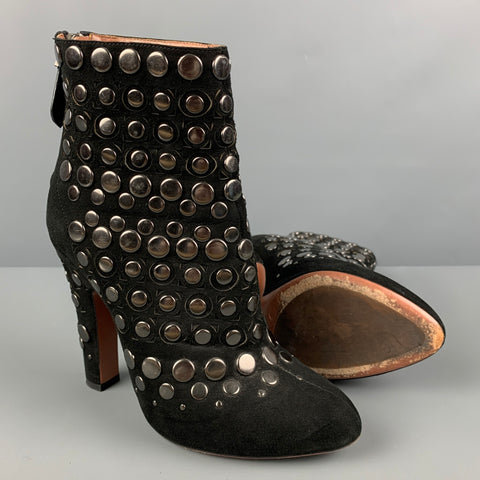 ALAIA Talla 7.5 Botas con cremallera trasera de ante con tachuelas de cuero negro