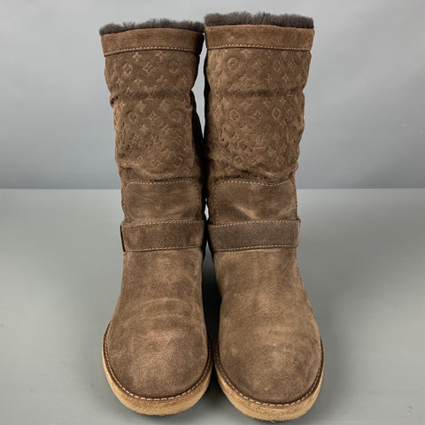 LOUIS VUITTON Talla 7 Botas sin cordones con logo de ante marrón