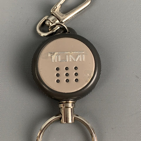Porte-clés en métal argenté TUMI