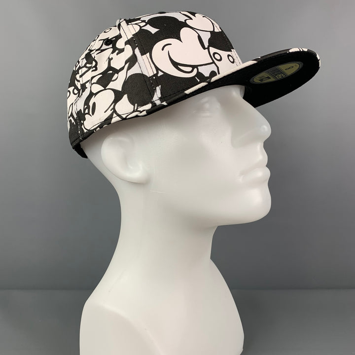 CÉRÉMONIE D'OUVERTURE x New Era Taille 8 Chapeau en coton Mickey Mouse noir blanc