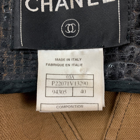 CHANEL 2003 Talla 8 Chaqueta motera negra desgastada en relieve