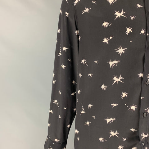 GIVENCHY Camisa de manga larga con botones de seda con estampado blanco y negro talla L