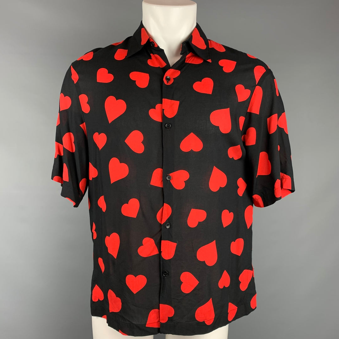 SANDRO Camisa de manga corta con botones de viscosa con estampado de corazones en negro y rojo talla L