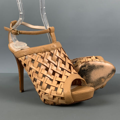 ESCADA Taille 8 Sandales à bride de cheville tissée en cuir beige
