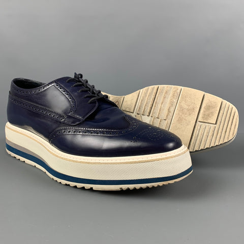 PRADA Taille 10 Chaussures à lacets en cuir perforé blanc marine