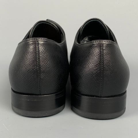 PRADA Talla 7 Zapatos con cordones de cuero texturizado negro