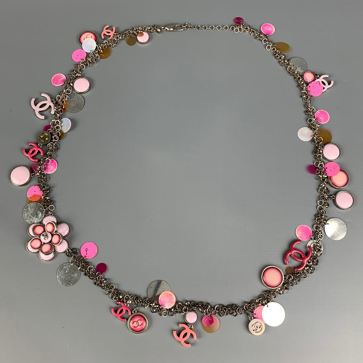 CHANEL S/S 2004 Collier CC à disque de fleur en plastique émaillé rose et argenté