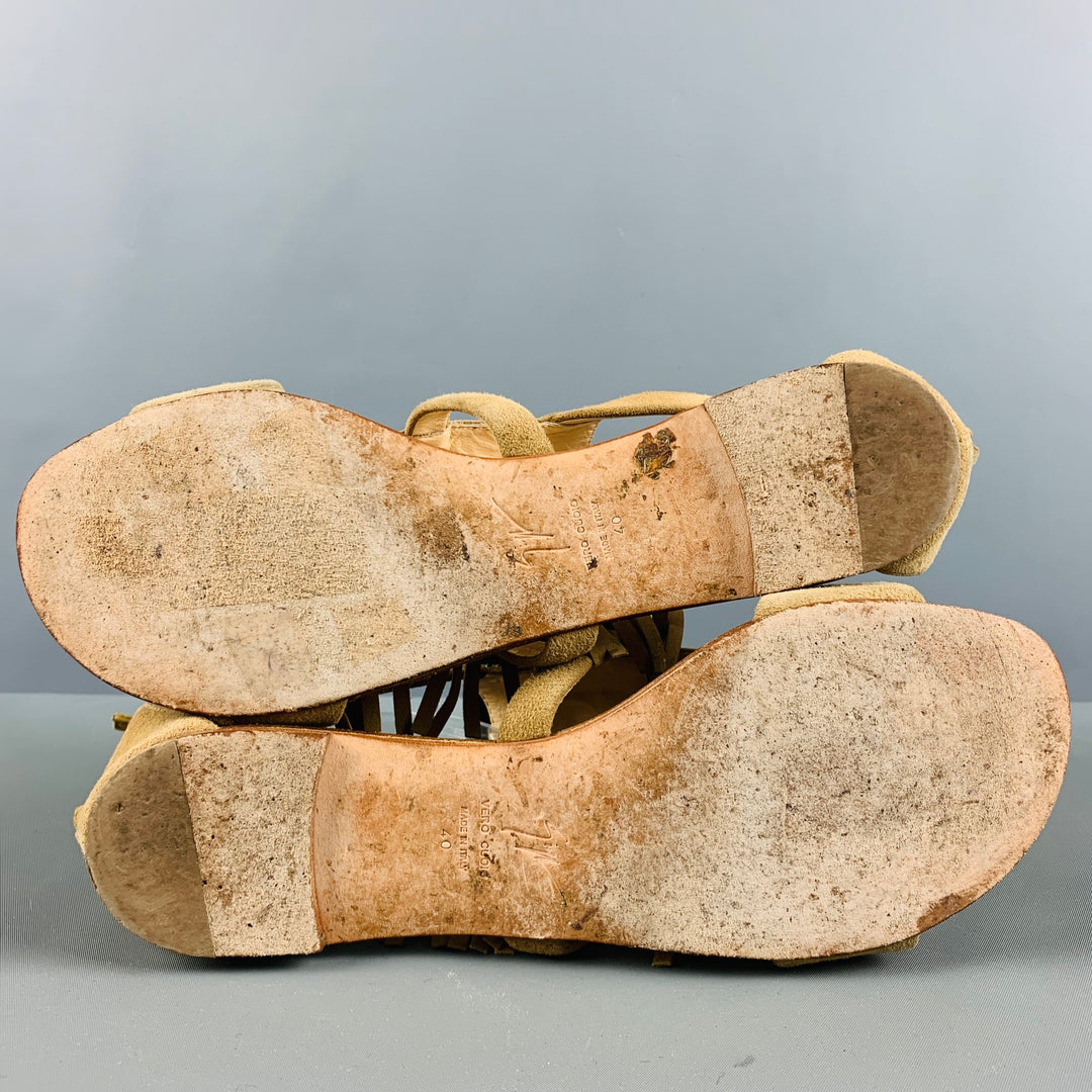 GIUSEPPE ZANOTTI Talla 10 Sandalias con flecos y tachuelas de ante beige