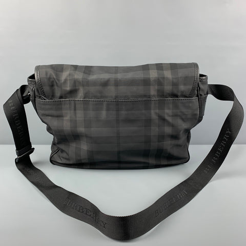 BURBERRY Sac messager en nylon à carreaux noir et gris
