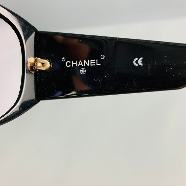 CHANEL Lunettes de soleil en acétate avec logo noir et or