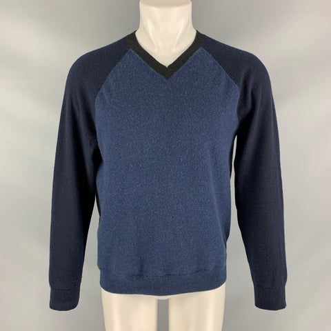 VINCE Suéter con cuello en V de cachemir con bloques de color azul marino y carbón talla M