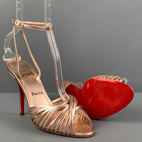 CHRISTIAN LOUBOUTIN Talla 7 Sandalias con tira al tobillo metálica de cuero rosa