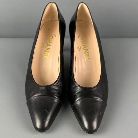 CHANEL Talla 7.5 Zapatos de tacón con punta de cuero negro