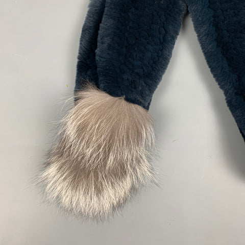 ADRIENNE LANDAU Bufanda con pompones de piel tejida en azul marino