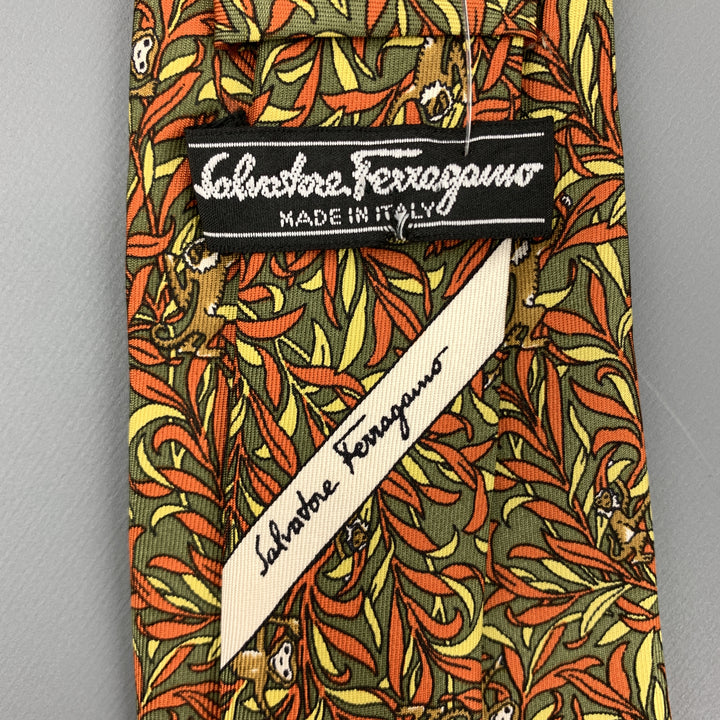 SALVATORE FERRAGAMO Cravate en soie à imprimé singe vert olive et orange