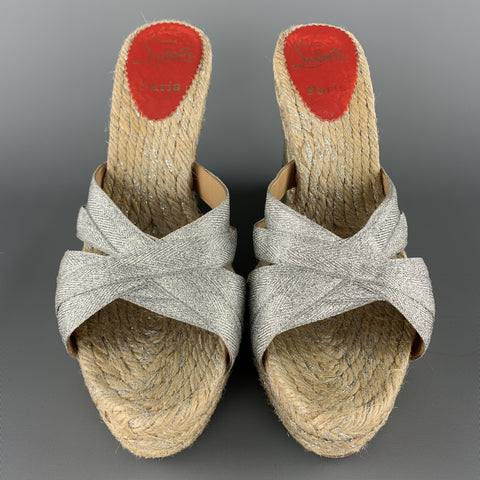 CHRISTIAN LOUBOUTIN Talla 9 Mules de cuña de alpargata de tela plateada metalizada