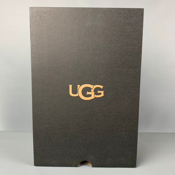 UGG Size 10 White Suede Lace Up Chukka Boots