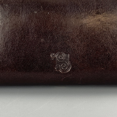 SAGEBROWN Étui à lunettes en cuir marron foncé avec logo en relief