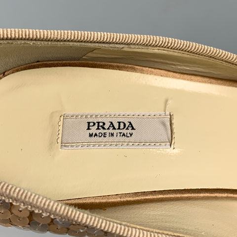 Zapatos de tacón peep toe con lentejuelas y seda color topo de PRADA Talla 6.5