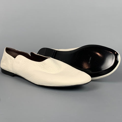 Zapatos planos con parte trasera plegable de cuero blanco tamaño 8,5 de THE ROW