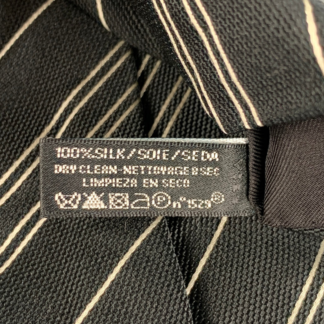 RALPH LAUREN Black Label Cravate en soie à rayures diagonales noires et blanches