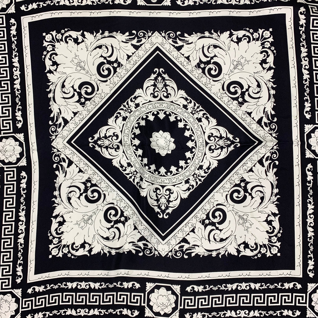VERSACE Bufanda grande de sarga de seda barroca en blanco y negro