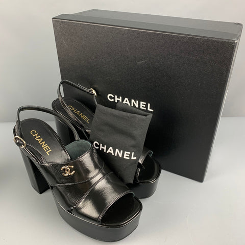 CHANEL Talla 10.5 Sandalias con plataforma de charol negro