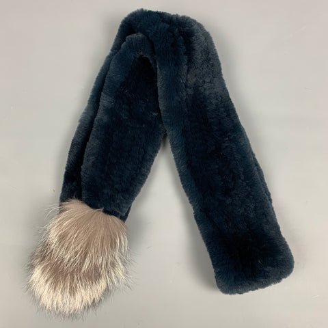 ADRIENNE LANDAU Bufanda con pompones de piel tejida en azul marino