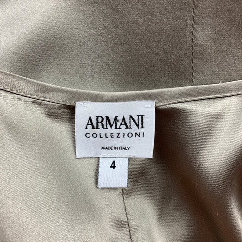 ARMANI COLLEZIONI Taille 4 Blouse à volants en soie satinée argentée à col en V