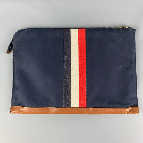 BLACK FLEECE Pochette en cuir à rayures blanches et rouges marine