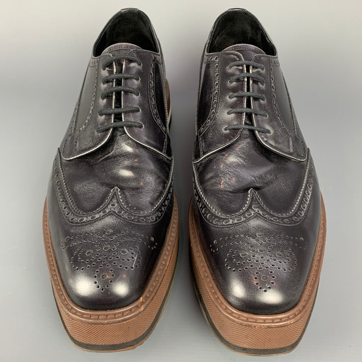 PRADA Talla 10.5 Zapatos con cordones y plataforma de cuero perforado en negro y marrón