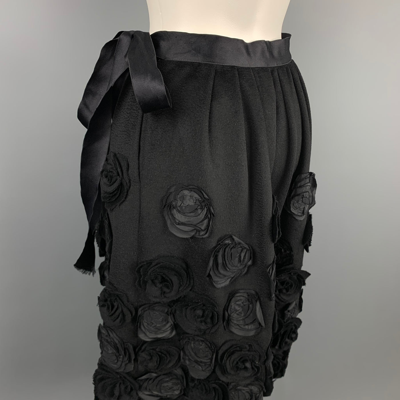 OSCAR DE LA RENTA F/W 2006 Size 6 Black Wool & Angora Floral Embellished Belted Skirt