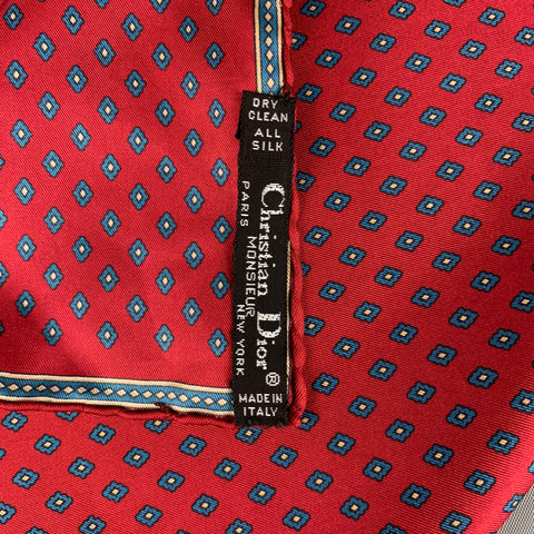 CHRISTIAN DIOR Pochette de costume en satin de soie carré rouge marine