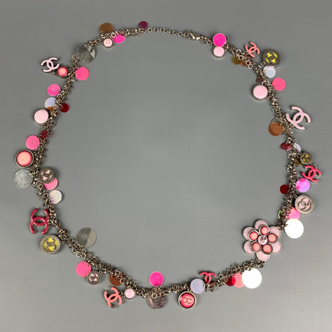CHANEL S / S 2004 Collar CC con disco de flores de plástico esmaltado en rosa y plata