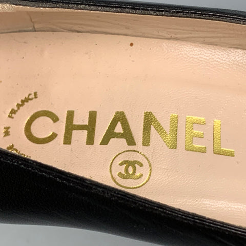 CHANEL Talla 7.5 Zapatos de tacón con punta de cuero negro