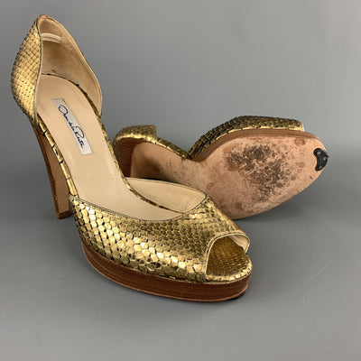 OSCAR DE LA RENTA Size 7 Gold Metallic Snake Skin Peep Toe Pumps