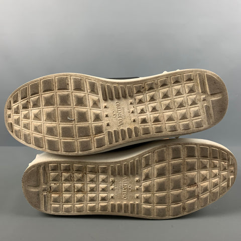 VALENTINO 'White Marine' Taille 7 Baskets en daim cloutées en or blanc