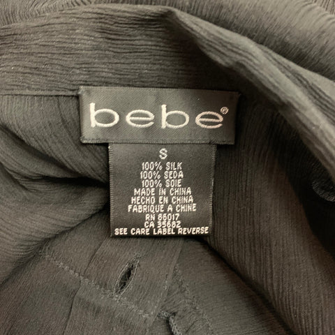 BEBE Blusa abotonada de seda con volantes de gasa negra talla S
