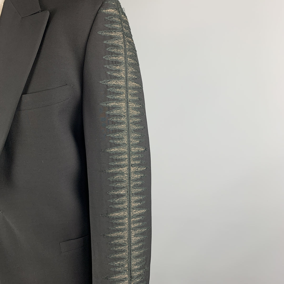 GIANNI VERSACE Talla 42 Esmoquin con solapa de pico de lana y manga bordada en negro