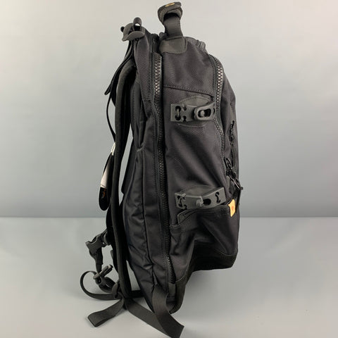 Mochila balística de nailon de 20 L con ribete de ante y materiales mixtos en negro VISVIM