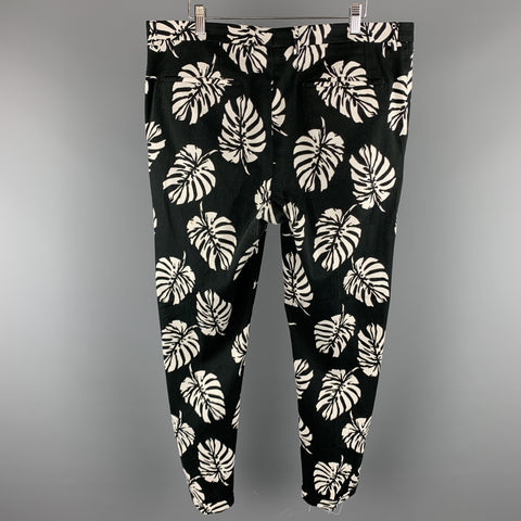 DOLCE &amp; GABBANA Taille 36 x 31 Pantalon décontracté en coton à feuilles noires et blanches