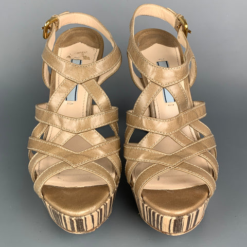 PRADA Talla 6.5 Sandalias de tacón con plataforma de cuero color topo y beige