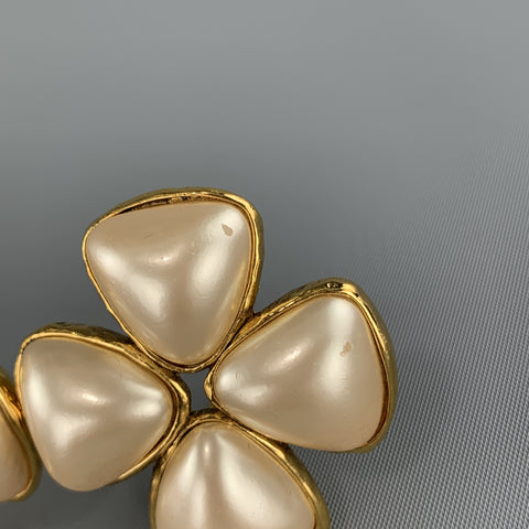 Pendientes con clip en racimo de flores de perlas sintéticas de oro CHANEL 1991
